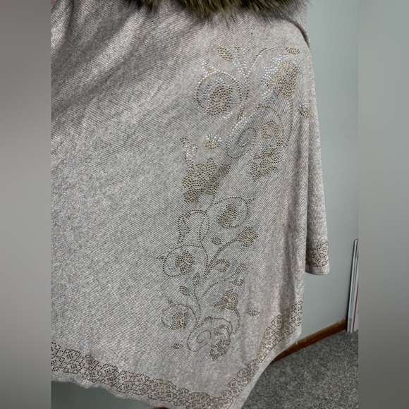 Boutique New Cashmere Sequined Fox Fur Crewneck OS Poncho Old Money Mob Wife - Picture 3 of 7